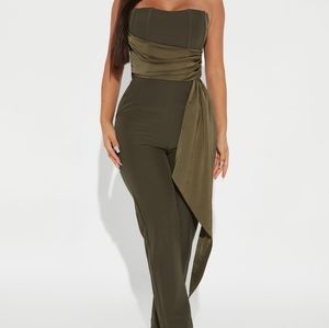 Fashion Nova Sleeveless Jumpsuit (Medium)
